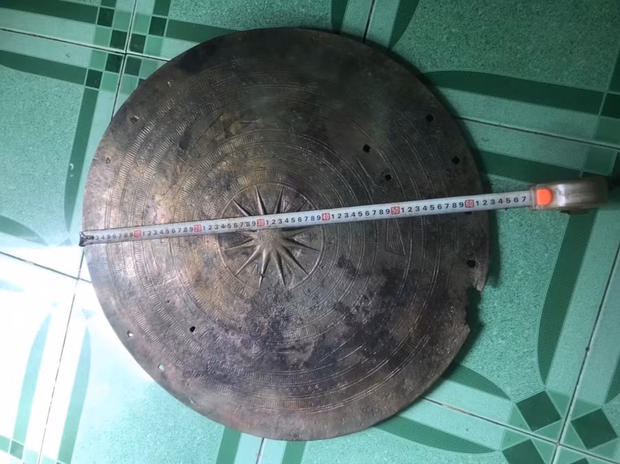 Dù có niên đại cách nay khoảng 2.000 - 2.300 năm nhưng các hoa văn trên mặt trống đồng Đông Sơn vẫn còn khá rõ. Ảnh: BTĐT