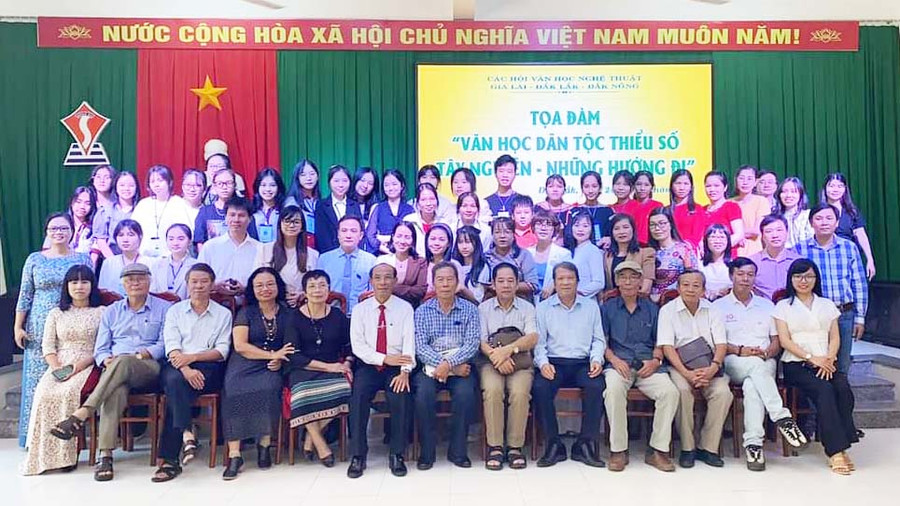 Các đại biểu chụp hình lưu niệm với trại viên Trại Hương rừng. Ảnh: Đông Hòa