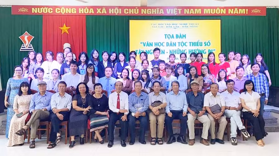 Các đại biểu chụp hình lưu niệm với trại viên Trại Hương rừng. Ảnh: Đông Hòa