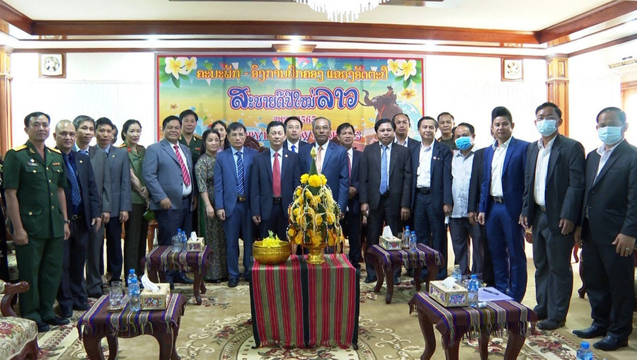 Đoàn cán bộ cấp cao tỉnh Kon Tum do đồng chí Bí thư Tỉnh ủy Dương Văn Trang làm Trưởng đoàn đã đến chúc Tết Bunpimay cổ truyền của Lào tại tỉnh Attapư. Ảnh: TVP