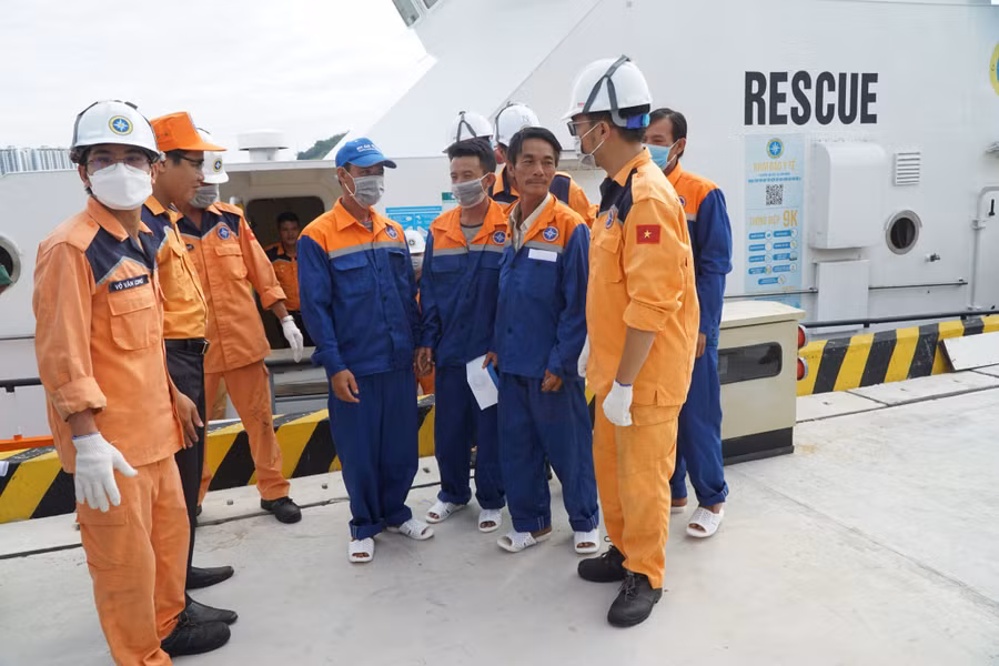  4 thuyền viên được đưa lên bờ an toàn. Ảnh: Thế Quang