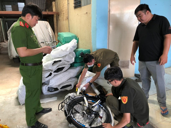 Lực lượng chức năng bắt quả tang cơ sở sản xuất xe đạp điện giả nhãn mác Lực lượng chức năng bắt quả tang cơ sở sản xuất xe đạp điện giả nhãn mác