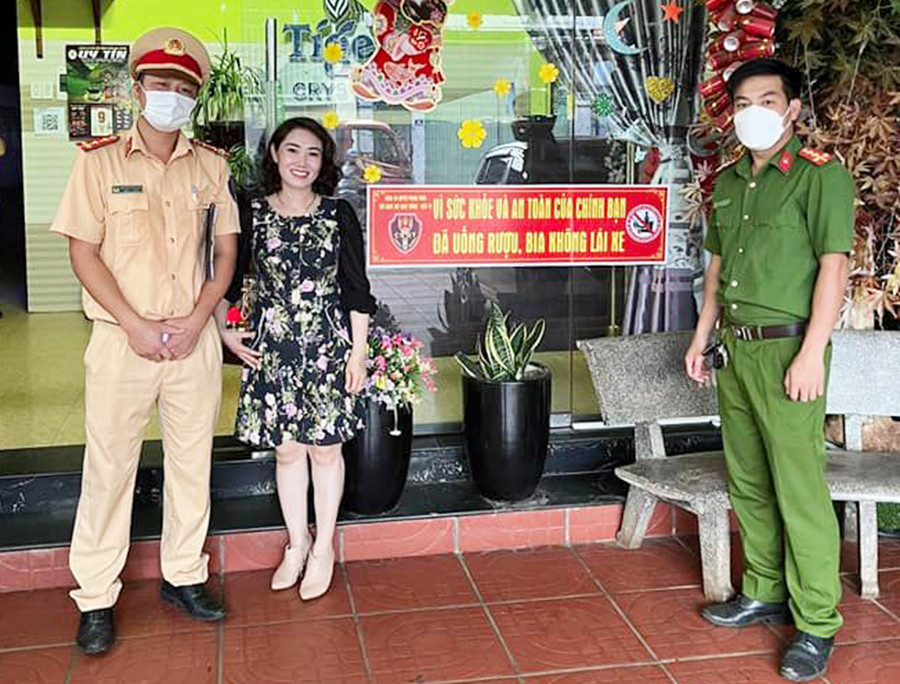  Lực lượng Công an huyện Mang Yang dán banner tuyên truyền với nội dung “Không lái xe sau khi uống rượu, bia” tại cơ sở kinh doanh. Ảnh đơn vị cung cấp