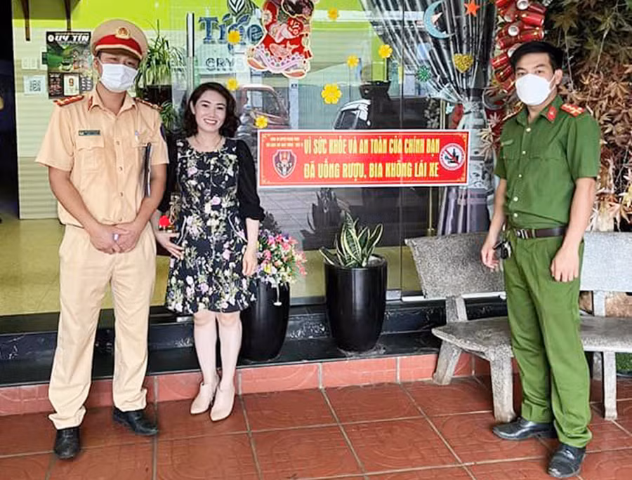 Lực lượng Công an huyện Mang Yang dán banner tuyên truyền với nội dung “Không lái xe sau khi uống rượu, bia” tại cơ sở kinh doanh. Ảnh đơn vị cung cấp Lực lượng Công an huyện Mang Yang dán banner tuyên truyền với nội dung “Không lái xe sau khi uống rượu, bia” tại cơ sở kinh doanh. Ảnh đơn vị cung cấp