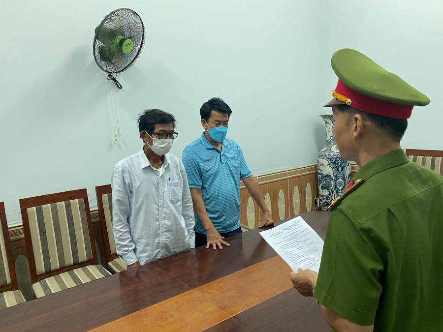 Tín (phải) và Tấn bị khởi tố. Ảnh: Nguyễn Tú Tín (phải) và Tấn bị khởi tố. Ảnh: Nguyễn Tú