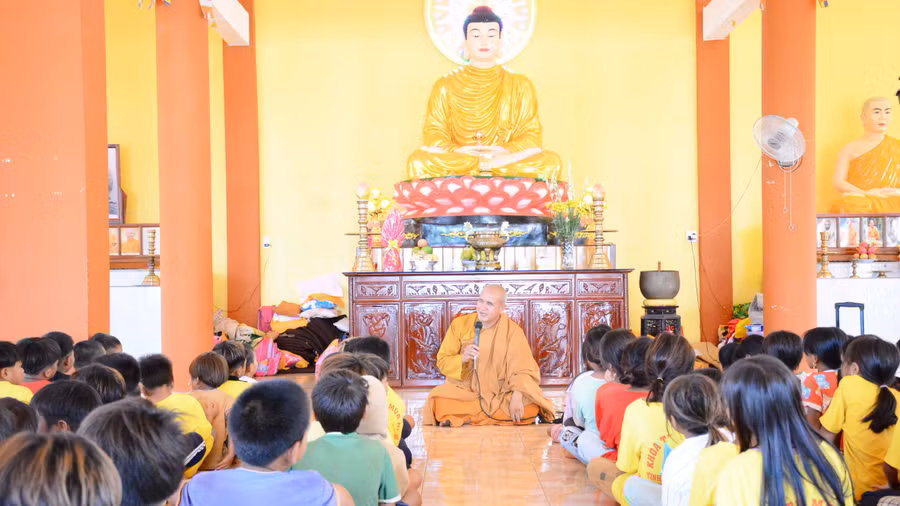 Thượng tọa Thích Giác Duyên trong một buổi thuyết giảng với thanh-thiếu niên tham gia khóa tu. Ảnh: Phương Duyên