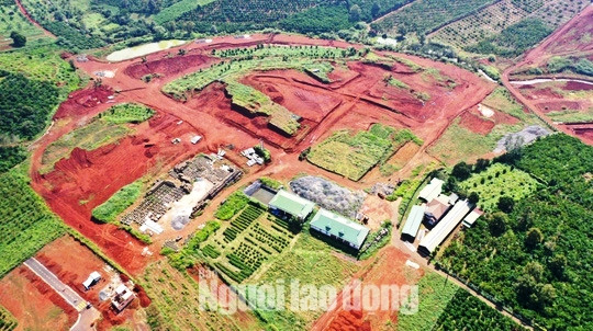Nhiều dự án bất động sản trái phép đã cày xới nham nhở cảnh quan cao nguyên Bảo Lộc.