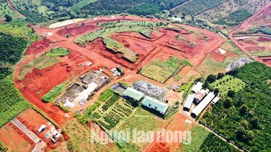 Nhiều dự án bất động sản trái phép đã cày xới nham nhở cảnh quan cao nguyên Bảo Lộc. Nhiều dự án bất động sản trái phép đã cày xới nham nhở cảnh quan cao nguyên Bảo Lộc.