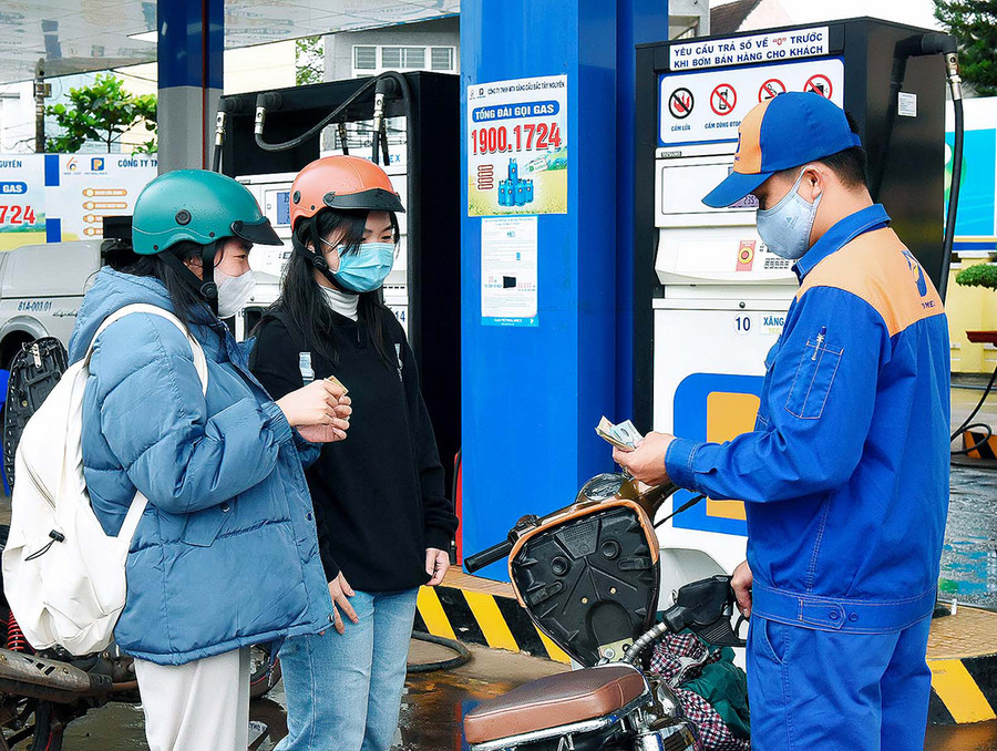 Biến động giá tiêu dùng những tháng đầu năm chủ yếu là do giá xăng dầu tăng cao và tiếp tục gây áp lực lên việc kiểm soát lạm phát những tháng cuối năm. Ảnh: Đức Thụy Biến động giá tiêu dùng những tháng đầu năm chủ yếu là do giá xăng dầu tăng cao và tiếp tục gây áp lực lên việc kiểm soát lạm phát những tháng cuối năm. Ảnh: Đức Thụy