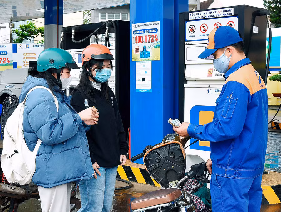 Biến động giá tiêu dùng những tháng đầu năm chủ yếu là do giá xăng dầu tăng cao và tiếp tục gây áp lực lên việc kiểm soát lạm phát những tháng cuối năm. Ảnh: Đức Thụy