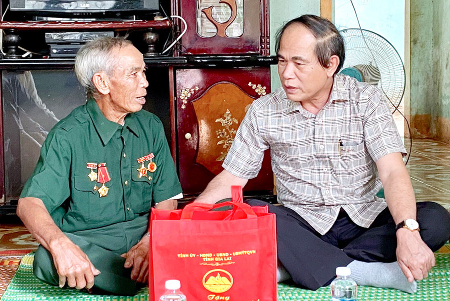 Chủ tịch UBND tỉnh Võ Ngọc Thành (bìa phải) ân cần thăm hỏi, động viên bệnh binh Lỹ (làng Đê Ktu, thị trấn Kon Dơng, huyện Mang Yang). Ảnh: Mộc Trà Chủ tịch UBND tỉnh Võ Ngọc Thành (bìa phải) ân cần thăm hỏi, động viên bệnh binh Lỹ, làng Đê Ktu, thị trấn Kon Dơng, huyện Mang Yang. Ảnh: Mộc Trà