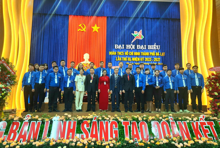  Lãnh đạo TP. Đà Lạt cùng Ban Chấp hành Thành đoàn Đà Lạt khóa XII, nhiệm kỳ 2022 - 2027. Ảnh: TĐ