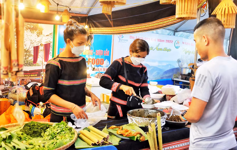  Ẩm thực truyền thống Jrai thu hút thực khách. Ảnh: Hoàng Ngọc