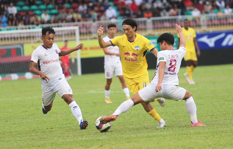 Trận đấu đã diễn ra hấp dẫn với nhiều pha tranh chấp quyết liệt của đôi bên. Ảnh: Văn Ngọc