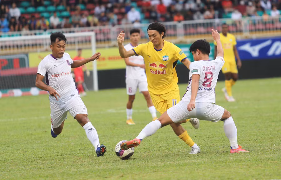 Trận đấu đã diễn ra hấp dẫn với nhiều pha tranh chấp quyết liệt của đôi bên. Ảnh: Văn Ngọc