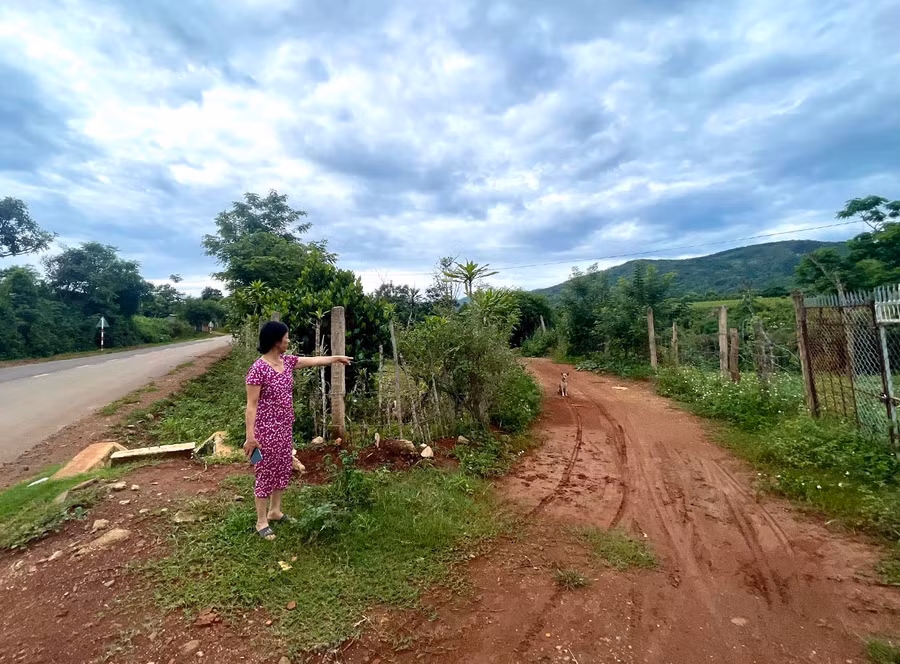 Khu vực nơi bà Bùi Thị Thủy đang đứng giáp với quốc lộ 19D cắt ngang phần đất của bà Phạm Thị Liệu. Ảnh: Minh Nguyễn