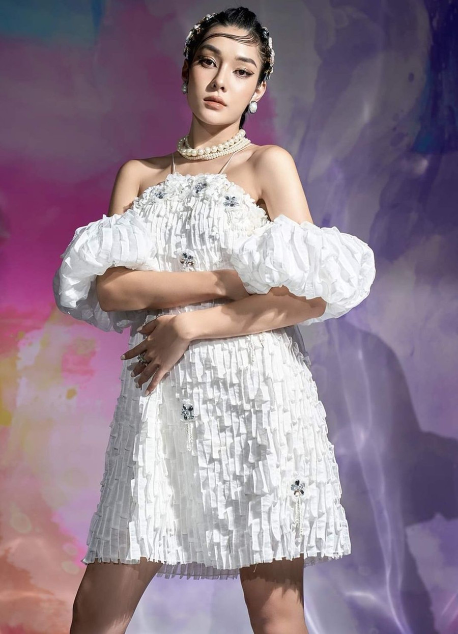  Đầm hai dây chính là outfit vừa nữ tính, phóng khoáng và quyến rũ. Đầm hai dây tay phồng trễ vai là lựa chọn lý tưởng cho những bữa tiệc mùa hè.