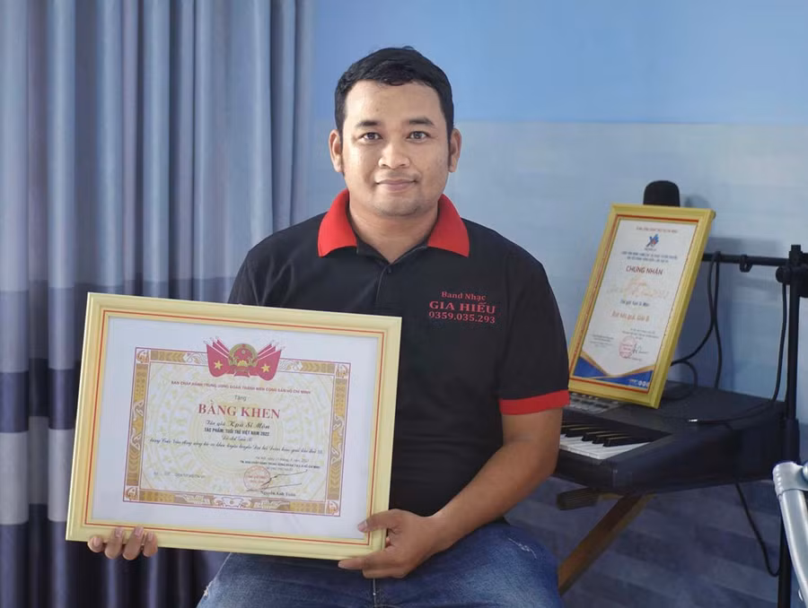  Anh Kpă Simon được Trung ương Đoàn tặng bằng khen cho thành tích đạt giải B Cuộc vận động sáng tác ca khúc tuyên truyền Đại hội Đoàn toàn quốc lần thứ XII. Ảnh: Vũ Chi