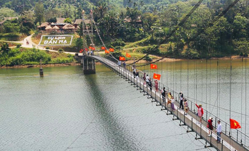Bản Mạ nằm hiền hòa bên sông Chu. Để đến với bản Mạ, du khách đi bộ qua chiếc cầu treo, có thể ngắm nhiều cảnh đẹp từ đây. Bản Mạ nằm hiền hòa bên sông Chu. Để đến với bản Mạ, du khách đi bộ qua chiếc cầu treo, có thể ngắm nhiều cảnh đẹp từ đây.