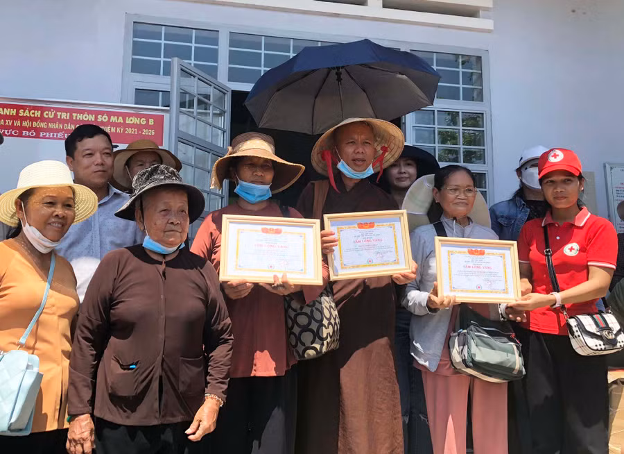 Tặng quà cho các hộ nghèo, đồng bào DTTS khó khăn xã Chô Pơ Nan, huyện Phú Thiện, tỉnh Gia Lai. Ảnh: Hồng Ngọc