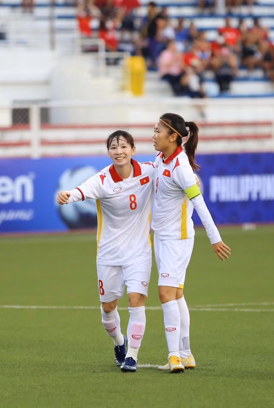 Huỳnh Như (phải) cùng Thùy Trang ăn mừng bàn thắng vào lưới Myanmar. Ảnh: VFF