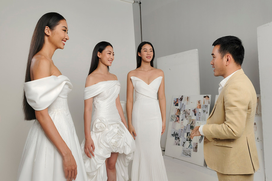 Nhà thiết kế Lê Thanh Hòa cho biết anh đang cùng ê-kíp chuẩn bị kỹ lưỡng để có màn trình diễn ấn tượng nhất, cống hiến hết mình cho nghệ thuật và cái đẹp Việt. Ảnh: BTC