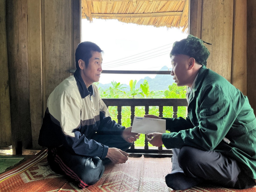 PV Báo Thanh Niên tặng quà của bạn đọc tới cựu chiến binh Hoàng Văn Phát. Ảnh: Nông Quang Lập