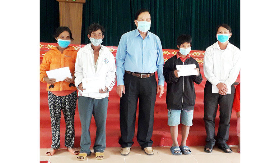  Ông Bùi Thanh Hoàng-Chủ tịch Hội Nạn nhân chất độc da cam/dioxin tỉnh Gia Lai trao qùa cho gia đình nạn nhân ở thị xã An Khê. Ảnh: Lê Thị Liệu