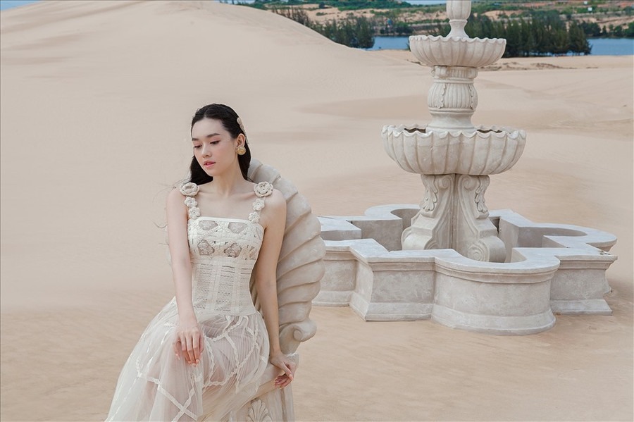 Qua bộ sưu tập mang tên Oasis - Ốc đảo giữa sa mạc, Tường San muốn tôn vinh nét đẹp còn ẩn mình trong mỗi cô gái. Nét đẹp phụ nữ là cây xanh, hoa nở tại ốc đảo mát lành, đem đến một nguồn cảm hứng mới, ngập tràn sức sống. Mùa hè chỉ rực rỡ khi các nàng tự tin tỏa sáng với tính cách phóng khoáng, tâm hồn lãng mạn và trái tim tự do. Qua bộ sưu tập mang tên Oasis - Ốc đảo giữa sa mạc, Tường San muốn tôn vinh nét đẹp còn ẩn mình trong mỗi cô gái. Nét đẹp phụ nữ là cây xanh, hoa nở tại ốc đảo mát lành, đem đến một nguồn cảm hứng mới, ngập tràn sức sống. Mùa hè chỉ rực rỡ khi các nàng tự tin tỏa sáng với tính cách phóng khoáng, tâm hồn lãng mạn và trái tim tự do.