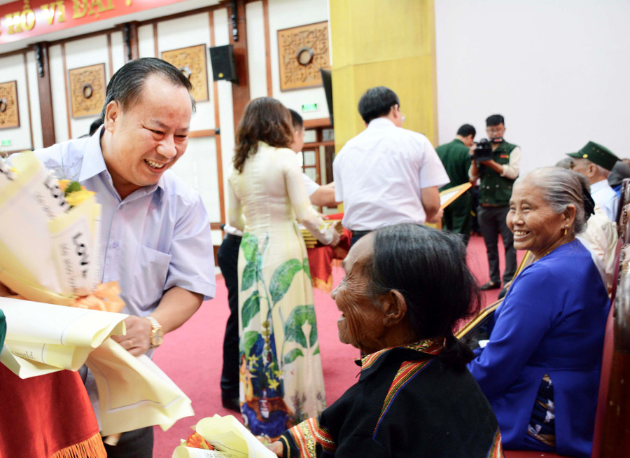 Phó Bí thư Tỉnh ủy Châu Ngọc Tuấn tặng hoa, quà cho thân nhân liệt sĩ, người có công. Ảnh: Lam Nguyên