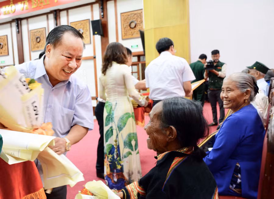 Phó Bí thư Tỉnh ủy Châu Ngọc Tuấn tặng hoa, quà cho thân nhân liệt sĩ, người có công. Ảnh: Lam Nguyên