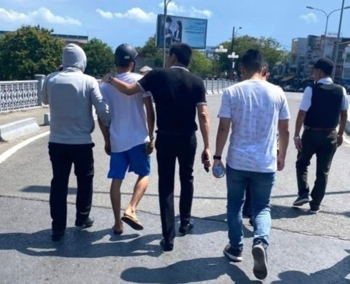  Dẫn giải nghi phạm về trụ sở công an. Ảnh: N. Vương