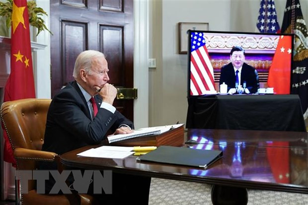 Tổng thống Mỹ Joe Biden (trái) và Chủ tịch Trung Quốc Tập Cận Bình trong cuộc họp trực tuyến ngày 15/11/2021. (Ảnh: AFP/TTXVN)