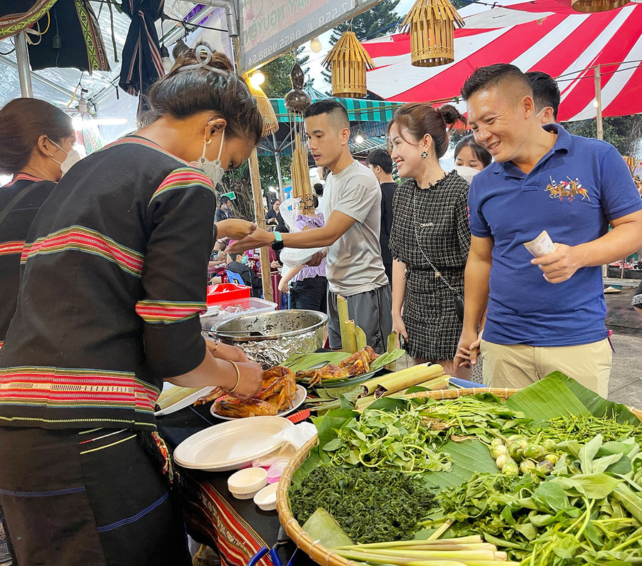 Ẩm thực truyền thống Jrai thu hút thực khách. Ảnh: Hoàng Ngọc