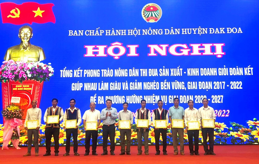 Phó Chủ tịch Hội Nông dân huyện Alững (thứ 5 từ trái sang) trao giấy khen cho các cá nhân. Ảnh: Phương Dung Phó Chủ tịch Hội Nông dân huyện Alững (thứ 5 từ trái qua) trao giấy khen cho các cá nhân. Ảnh: Phương Dung