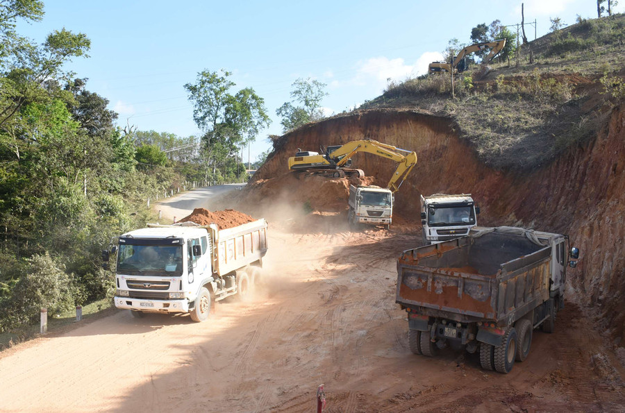 Các đơn vị thi công trên tuyến quốc lộ 24 đoạn qua tỉnh Kon Tum. Ảnh nguồn Báo Kon Tum