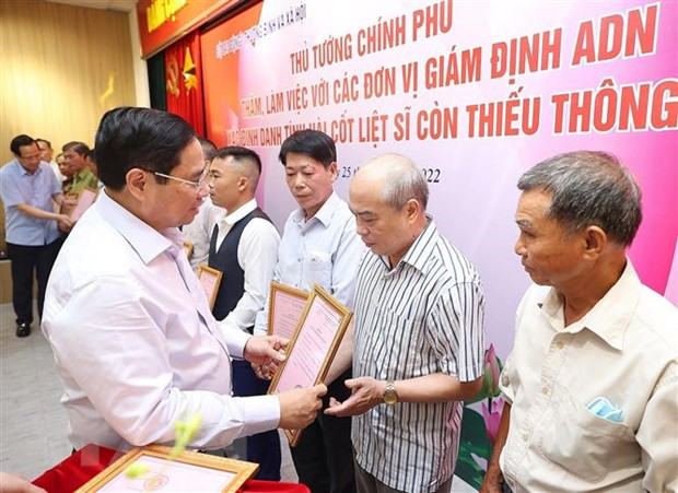 Thủ tướng Phạm Minh Chính trao kết quả giám định ADN cho gia đình liệt sỹ. (Ảnh: Dương Giang/TTXVN) Thủ tướng Phạm Minh Chính trao kết quả giám định ADN cho gia đình liệt sỹ. (Ảnh: Dương Giang/TTXVN)