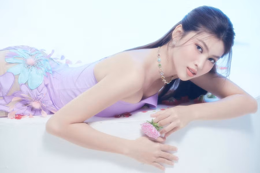  Cô đang không ngừng biến hoá để đem những hình ảnh mới lạ, đa dạng của mình đến với công chúng. Người đẹp hứa hẹn trong tương lai sẽ không ngừng cố gắng hoàn thiện bản thân hơn nữa để đáp lại tình yêu thương của mọi người đã dành cho cô.