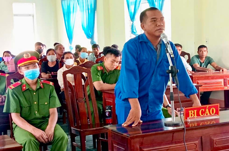 Bị cáo Alê Bim tại phiên tòa xét xử về tội hủy hoại rừng. Ảnh: Gia An
