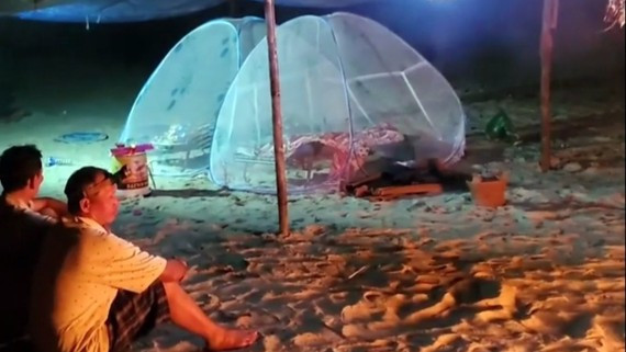  Thi thể 2 nạn nhân được đưa vào bãi cát để chờ người nhà. Ảnh: SOS - Bình Định
