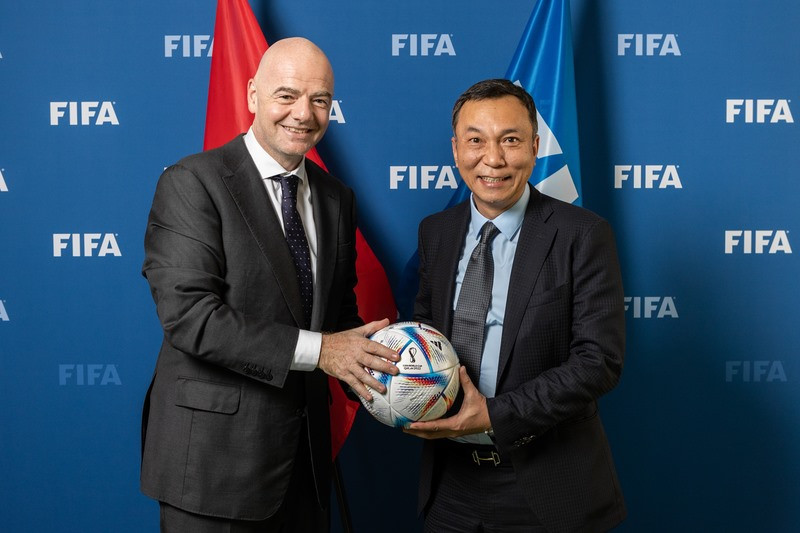  Chủ tịch FIFA Gianni Infantino tiếp quyền chủ tịch VFF Trần Quốc Tuấn tại Paris. Ảnh: VFF