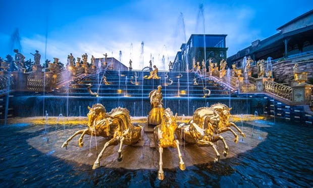 Thác Thần Mặt Trời tại Bà Nà là tạo tác của gia tộc điêu khắc lừng danh Filli Gellery.