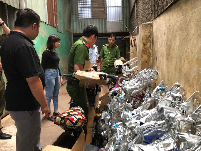 Lực lượng chức năng kiểm tra cơ sở sản xuất xe đạp điện giả nhãn hiệu Honda và Asama. Lực lượng chức năng kiểm tra cơ sở sản xuất xe đạp điện giả nhãn hiệu Honda và Asama
