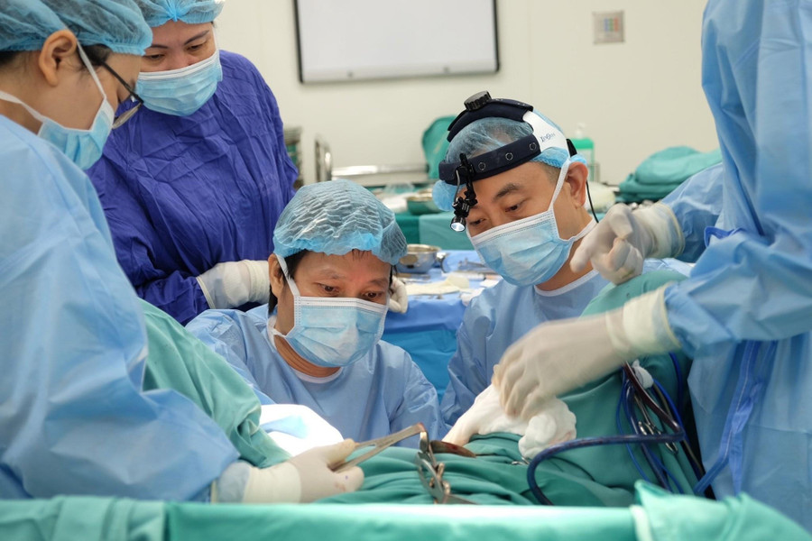  Các bác sĩ phẫu thuật tạo hình âm đạo cho người bệnh. Ảnh: Thúy Anh