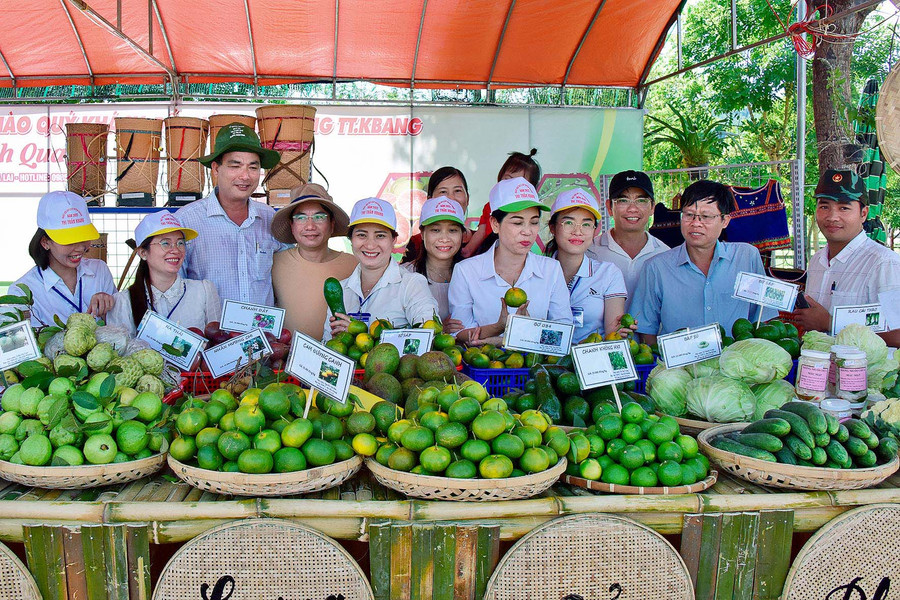 Cán bộ, lãnh đạo huyện Kbang tham quan gian hàng của thị trấn Kbang. Ảnh: Đức Thụy