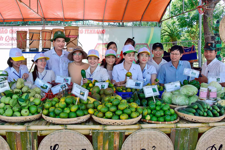 Cán bộ, lãnh đạo huyện Kbang tham quan gian hàng của thị trấn Kbang. Ảnh: Đức Thụy