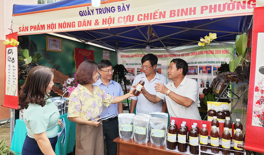  Nhiều sản phẩm chất lượng được mang đến trưng bày giới thiệu. Ảnh: Bá Bính