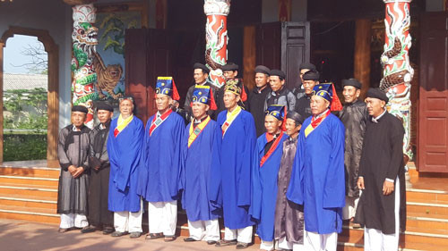 Người dân Mai Xá Thị trước đình làng Người dân Mai Xá Thị trước đình làng