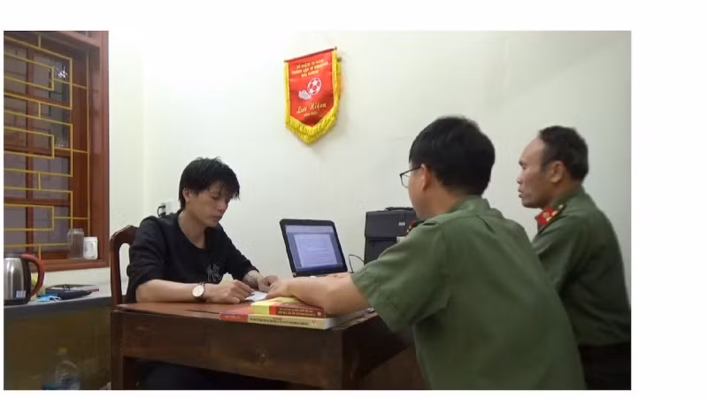 Công an hỏi cung một đối tượng phạm tội. Ảnh: CACC