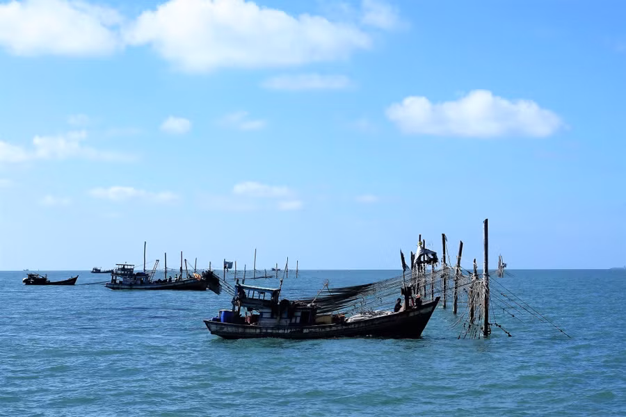 Người dân Cà Mau khai thác thủy hải sản ở khu vực biển cạnh Hòn Đá Lẻ. Ảnh: Mai Thanh Hải